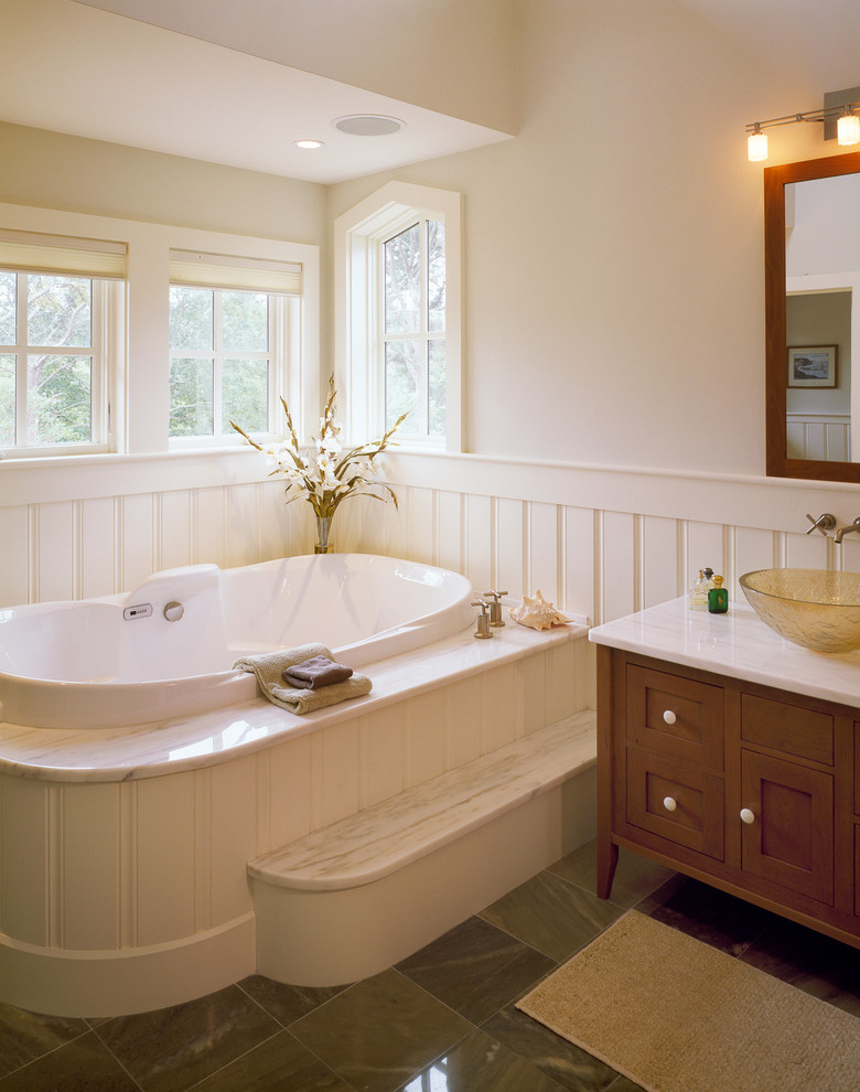 Cette photo montre une salle de bain chic avec une vasque, un plan de toilette en marbre et une fenêtre.