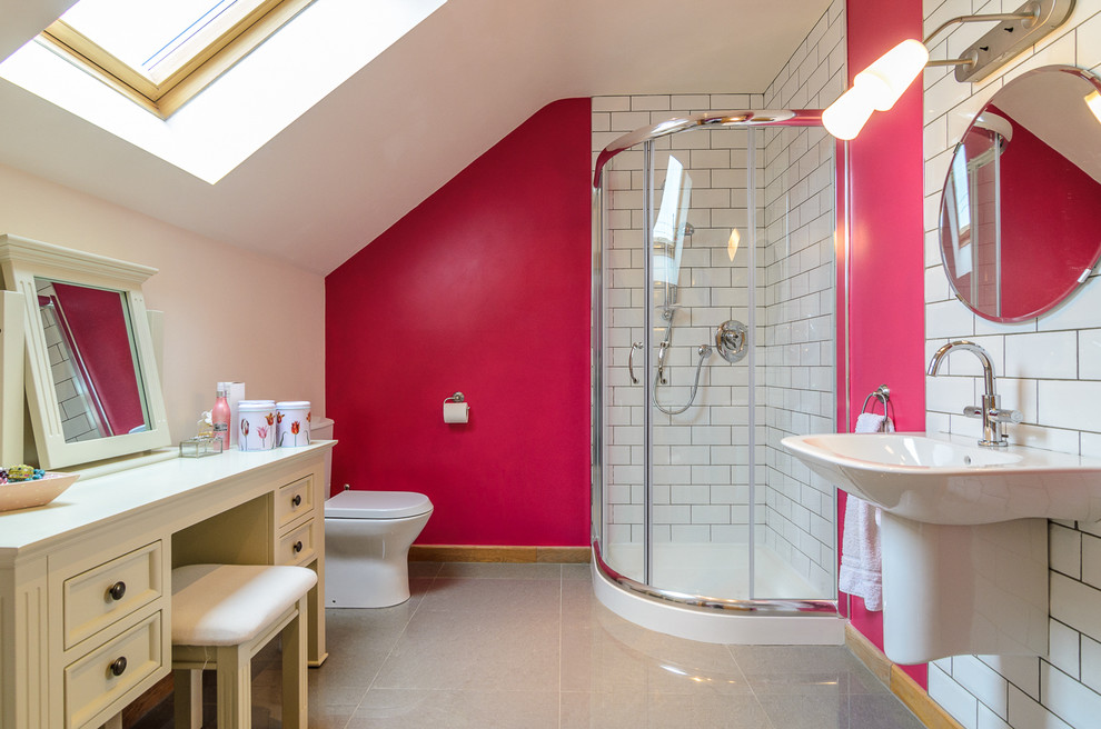 На фото: главная ванная комната в классическом стиле с подвесной раковиной, желтыми фасадами, угловым душем, унитазом-моноблоком, белой плиткой, плиткой кабанчик, розовыми стенами и фасадами с утопленной филенкой