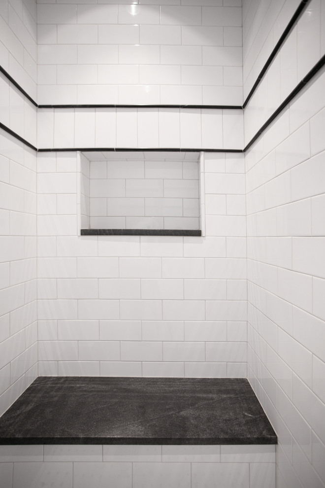 Idee per una stanza da bagno con doccia design di medie dimensioni con lavabo sottopiano, ante con riquadro incassato, ante grigie, top in granito, doccia alcova, WC monopezzo, piastrelle bianche, piastrelle diamantate, pareti bianche e pavimento in marmo