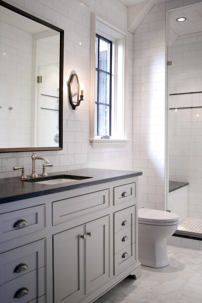 Idéer för mellanstora funkis badrum med dusch, med luckor med infälld panel, grå skåp, granitbänkskiva, vit kakel, keramikplattor, ett undermonterad handfat, en dusch i en alkov, en toalettstol med hel cisternkåpa, vita väggar och marmorgolv