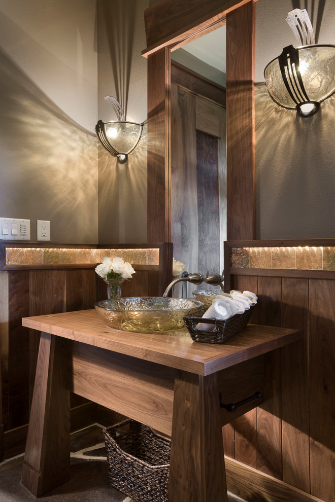Идея дизайна: ванная комната в стиле рустика с настольной раковиной, темными деревянными фасадами, столешницей из дерева и серыми стенами