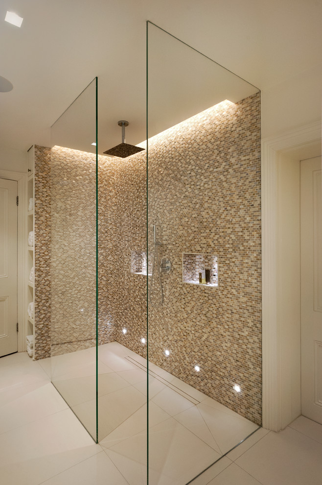 Immagine di una grande stanza da bagno padronale minimal con doccia aperta, pareti bianche, piastrelle beige, lavabo a bacinella e pavimento in gres porcellanato