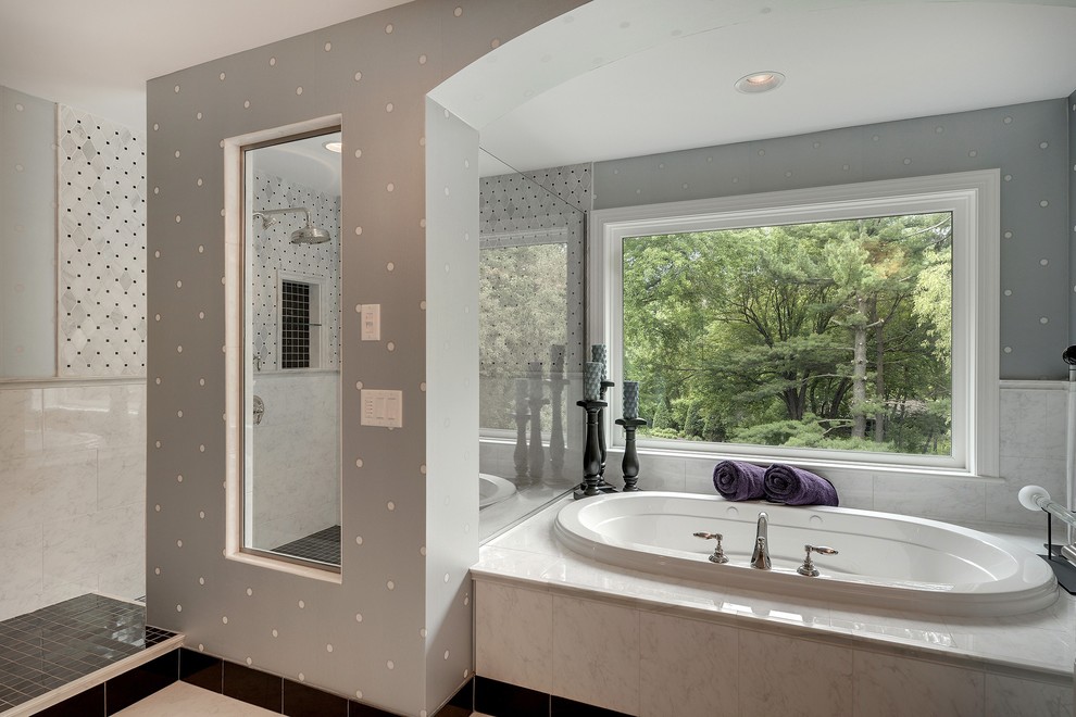 Klassisches Badezimmer mit Einbaubadewanne, Duschnische und grauen Fliesen in Minneapolis