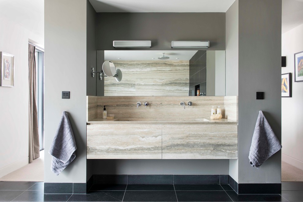 Идея дизайна: главная ванная комната в морском стиле с плоскими фасадами, разноцветной плиткой, каменной плиткой, серыми стенами, полом из керамической плитки, столешницей из известняка и монолитной раковиной