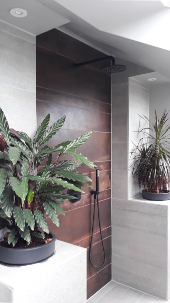 Bild på ett mellanstort funkis en-suite badrum, med våtrum, grå väggar, klinkergolv i keramik, grått golv och med dusch som är öppen