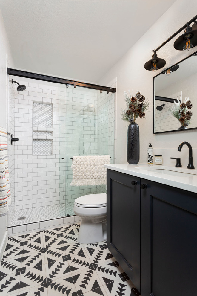 Inspiration för ett vintage vit vitt badrum med dusch, med luckor med infälld panel, svarta skåp, en dusch i en alkov, vit kakel, vita väggar, ett undermonterad handfat, flerfärgat golv och dusch med skjutdörr