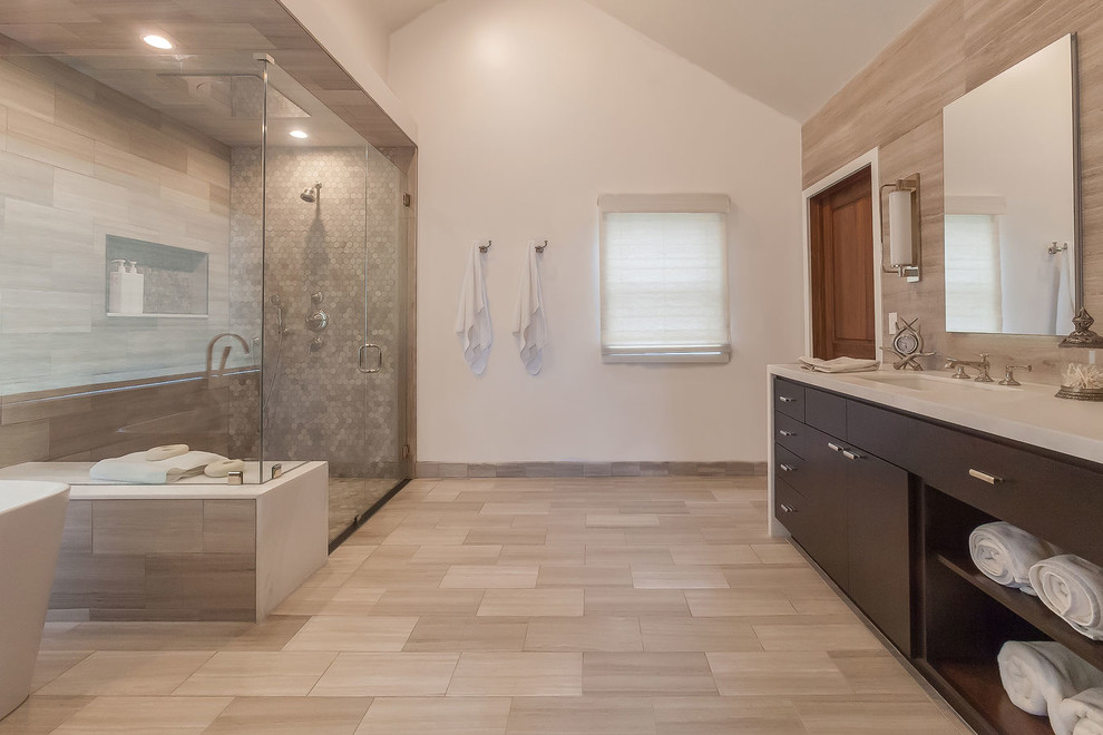 Foto de cuarto de baño principal contemporáneo pequeño con sanitario de una pieza, paredes blancas, armarios con paneles lisos, puertas de armario marrones y encimera de mármol