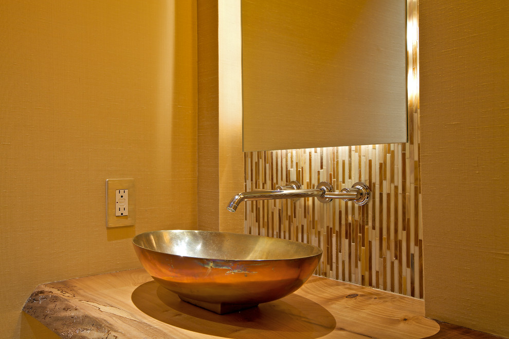 Ejemplo de cuarto de baño actual grande con baldosas y/o azulejos beige, paredes beige, aseo y ducha, lavabo sobreencimera y encimera de madera