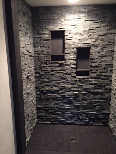 Réalisation d'une salle de bain minimaliste de taille moyenne avec un carrelage gris, un carrelage de pierre et un sol en carrelage de porcelaine.