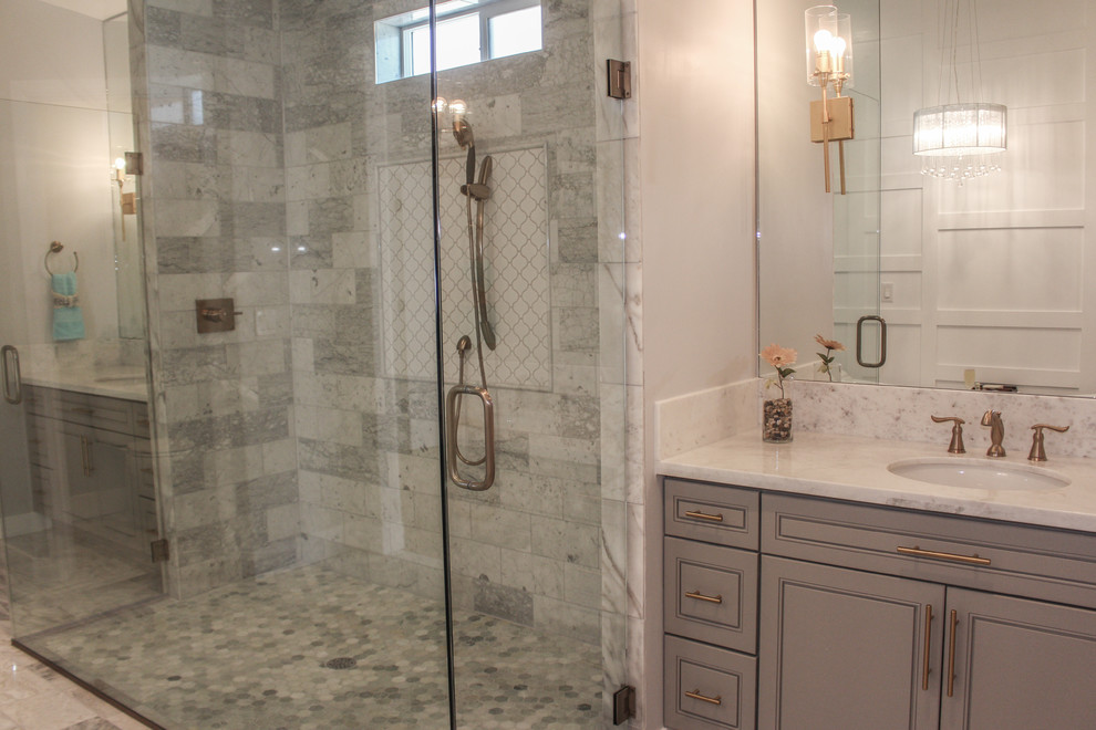 Inredning av ett lantligt stort en-suite badrum, med skåp i shakerstil, grå skåp, ett undermonterat badkar, en öppen dusch, grå kakel, marmorkakel, grå väggar, marmorgolv, ett undermonterad handfat och marmorbänkskiva
