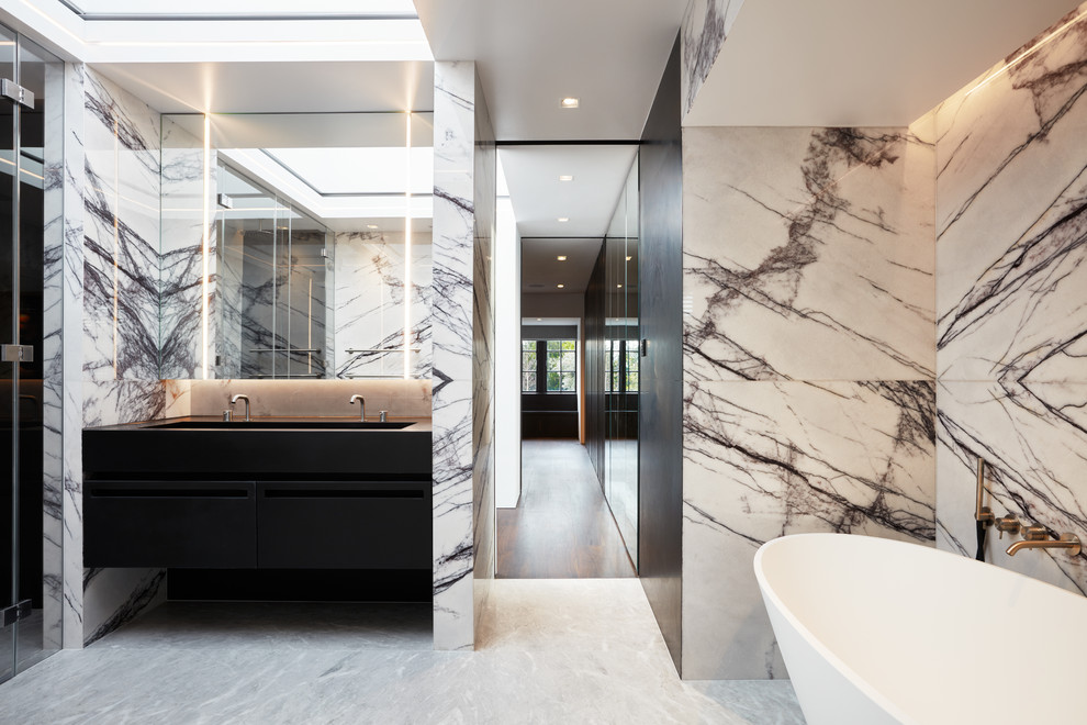 Стильный дизайн: главная ванная комната в современном стиле с отдельно стоящей ванной, душем в нише, разноцветными стенами, раковиной с несколькими смесителями, бежевым полом и душем с распашными дверями - последний тренд