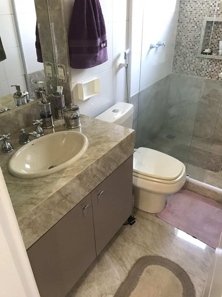 Diseño de cuarto de baño actual con encimera de cuarcita