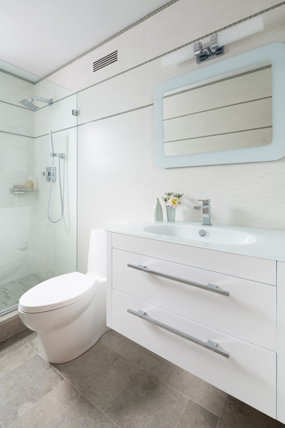 Стильный дизайн: ванная комната в современном стиле с плоскими фасадами, белыми фасадами, угловым душем, унитазом-моноблоком, белыми стенами и монолитной раковиной - последний тренд