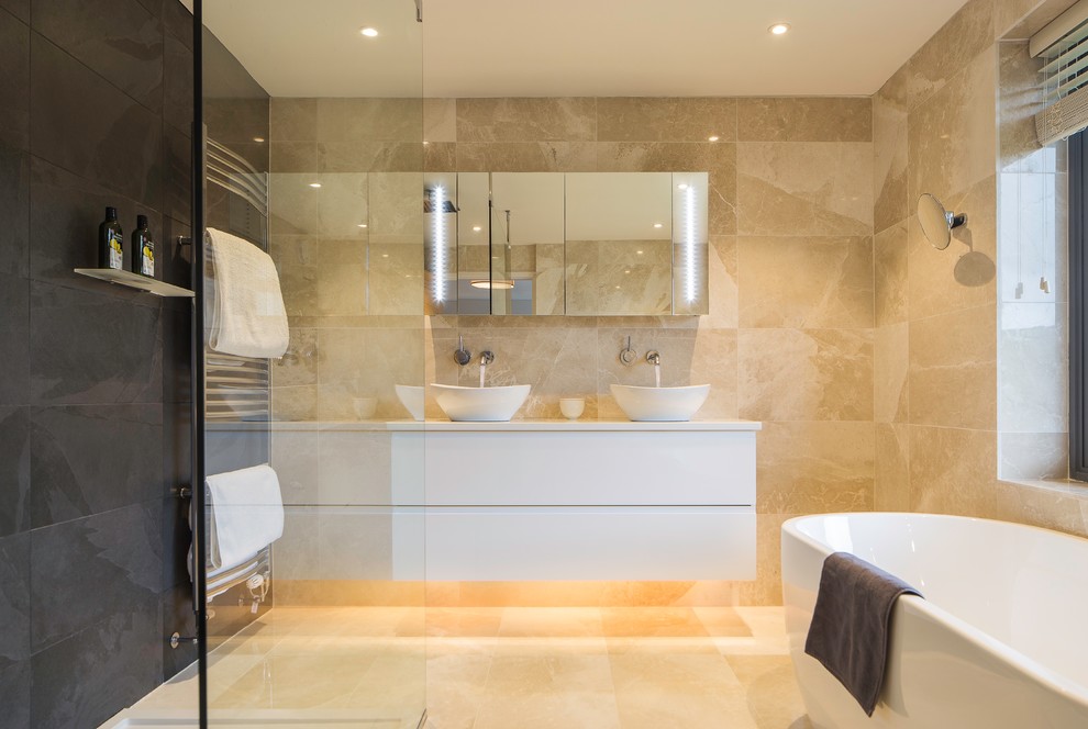 Идея дизайна: ванная комната в современном стиле с плоскими фасадами, белыми фасадами, отдельно стоящей ванной, душем без бортиков, бежевой плиткой, бежевыми стенами, душевой кабиной, настольной раковиной и бежевым полом