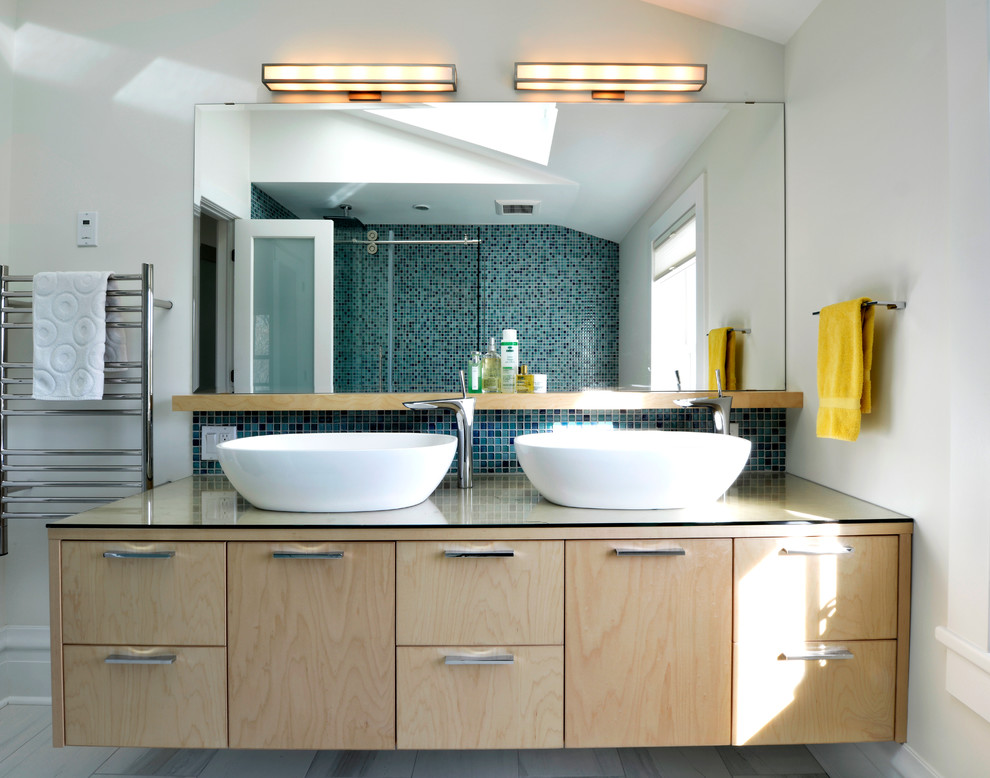 Idee per una stanza da bagno contemporanea con lavabo a bacinella, ante lisce, ante in legno chiaro, piastrelle blu, piastrelle a mosaico e pareti bianche