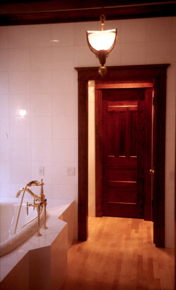 На фото: большая главная ванная комната в классическом стиле с