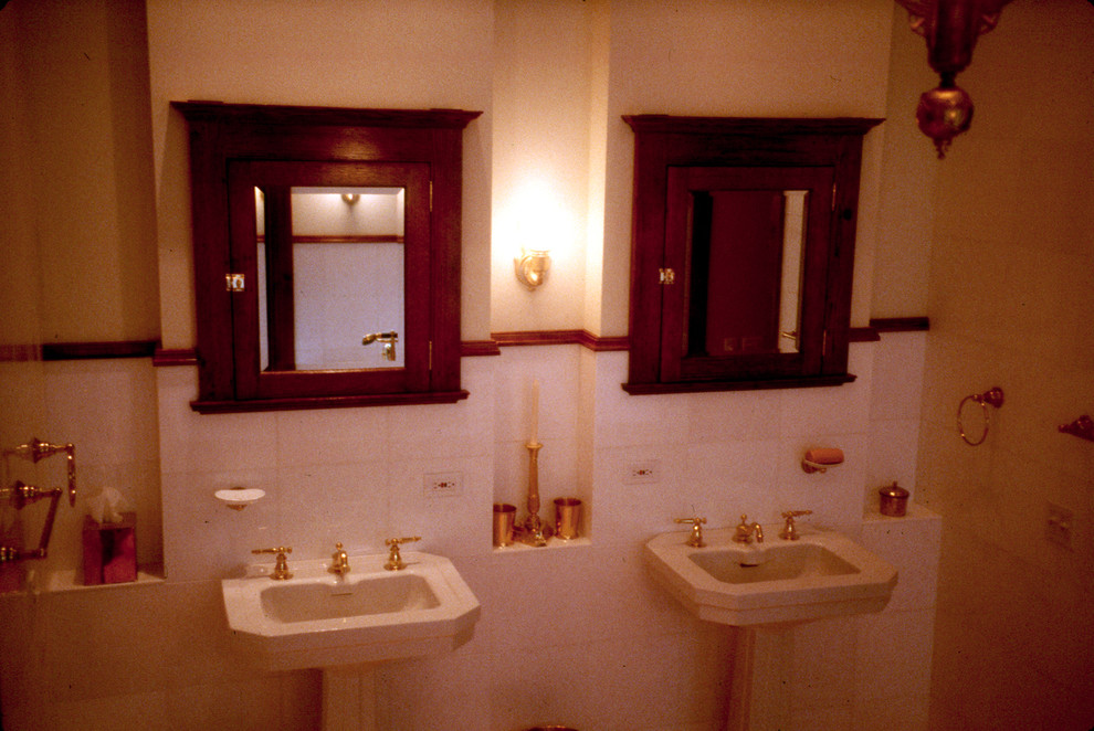 Inspiration för ett stort vintage en-suite badrum, med luckor med infälld panel, skåp i mörkt trä, ett platsbyggt badkar, en toalettstol med separat cisternkåpa, vit kakel, marmorkakel, flerfärgade väggar, ljust trägolv, ett piedestal handfat, marmorbänkskiva och dusch med gångjärnsdörr