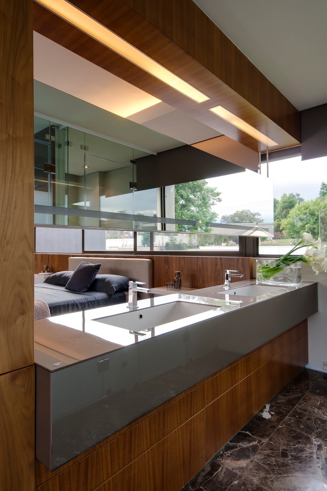 Modernes Badezimmer mit Unterbauwaschbecken und braunen Fliesen in Sonstige