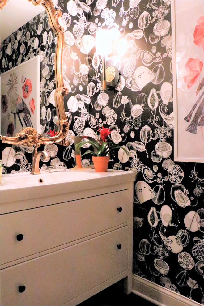 Exempel på ett litet eklektiskt vit vitt badrum med dusch, med möbel-liknande, vita skåp, en toalettstol med hel cisternkåpa, beige kakel, travertinkakel, flerfärgade väggar, mörkt trägolv, ett undermonterad handfat, granitbänkskiva och brunt golv