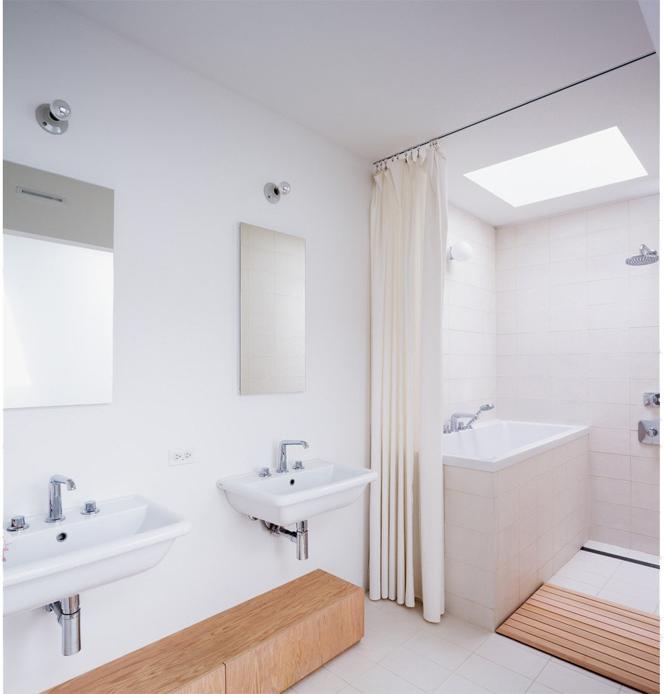 Immagine di una stanza da bagno padronale industriale con vasca ad angolo, doccia aperta, piastrelle bianche, pareti bianche e lavabo sospeso