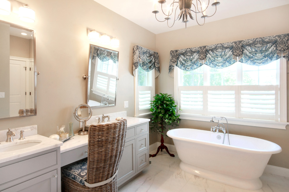 Maritimes Badezimmer En Suite mit freistehender Badewanne, beiger Wandfarbe, Unterbauwaschbecken und Granit-Waschbecken/Waschtisch in Boston