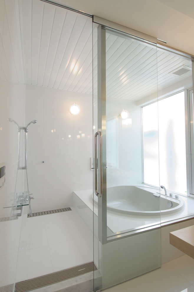Ispirazione per una stanza da bagno padronale minimalista con vasca idromassaggio, doccia doppia e pareti bianche