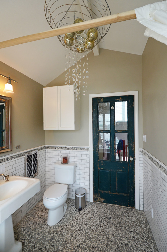 Стильный дизайн: главная ванная комната среднего размера в стиле фьюжн с ванной на ножках, плиткой кабанчик, зелеными стенами, полом из галечной плитки, раздельным унитазом, белой плиткой и раковиной с пьедесталом - последний тренд