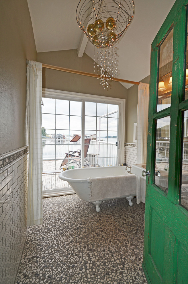 Пример оригинального дизайна: главная ванная комната среднего размера в стиле фьюжн с ванной на ножках, плиткой кабанчик, зелеными стенами, полом из галечной плитки, раздельным унитазом, белой плиткой и раковиной с пьедесталом