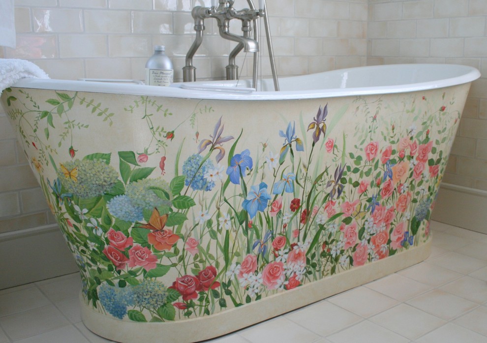 Esempio di una stanza da bagno padronale stile marino di medie dimensioni con vasca freestanding, piastrelle beige, pareti beige e pavimento con piastrelle in ceramica
