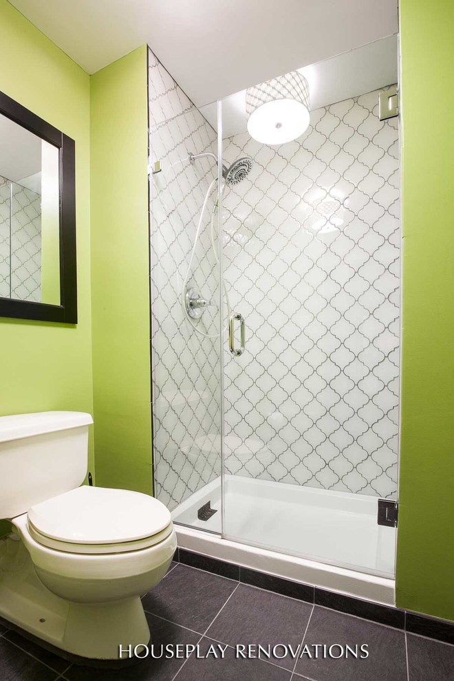 Imagen de cuarto de baño minimalista pequeño con baldosas y/o azulejos blancos y paredes verdes
