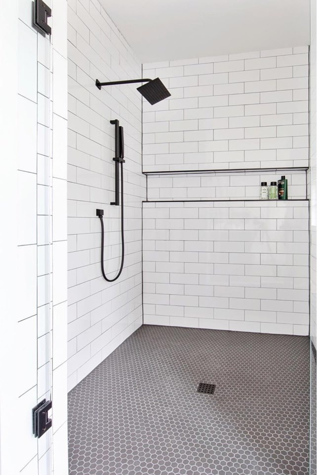 Esempio di una stanza da bagno padronale country di medie dimensioni con doccia alcova, piastrelle bianche, piastrelle diamantate, pavimento con piastrelle a mosaico, pavimento grigio e porta doccia a battente