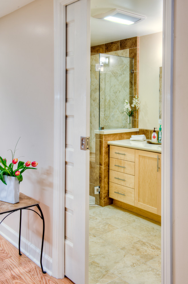Foto de cuarto de baño con puerta corredera tradicional renovado