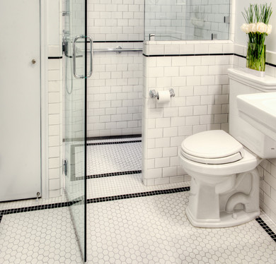 Idee per una stanza da bagno padronale tradizionale di medie dimensioni con doccia a filo pavimento, piastrelle bianche, piastrelle in ceramica, pareti bianche e pavimento con piastrelle in ceramica