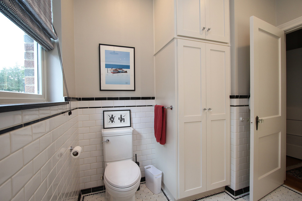 Foto di una stanza da bagno con ante in stile shaker, ante bianche, pistrelle in bianco e nero, piastrelle diamantate e top in quarzo composito