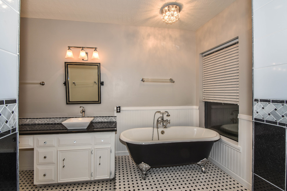 Foto på ett vintage en-suite badrum, med luckor med upphöjd panel, vita skåp, ett badkar med tassar, en öppen dusch, en toalettstol med hel cisternkåpa, svart och vit kakel, mosaik, grå väggar, mosaikgolv, ett fristående handfat och granitbänkskiva