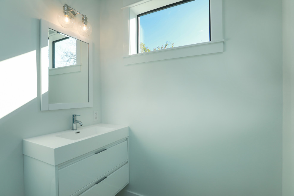 На фото: большая детская ванная комната в стиле кантри с плоскими фасадами, белыми фасадами, ванной в нише, душем над ванной, унитазом-моноблоком, белой плиткой, керамогранитной плиткой, белыми стенами, полом из керамической плитки, монолитной раковиной, столешницей из искусственного кварца, серым полом, шторкой для ванной и белой столешницей