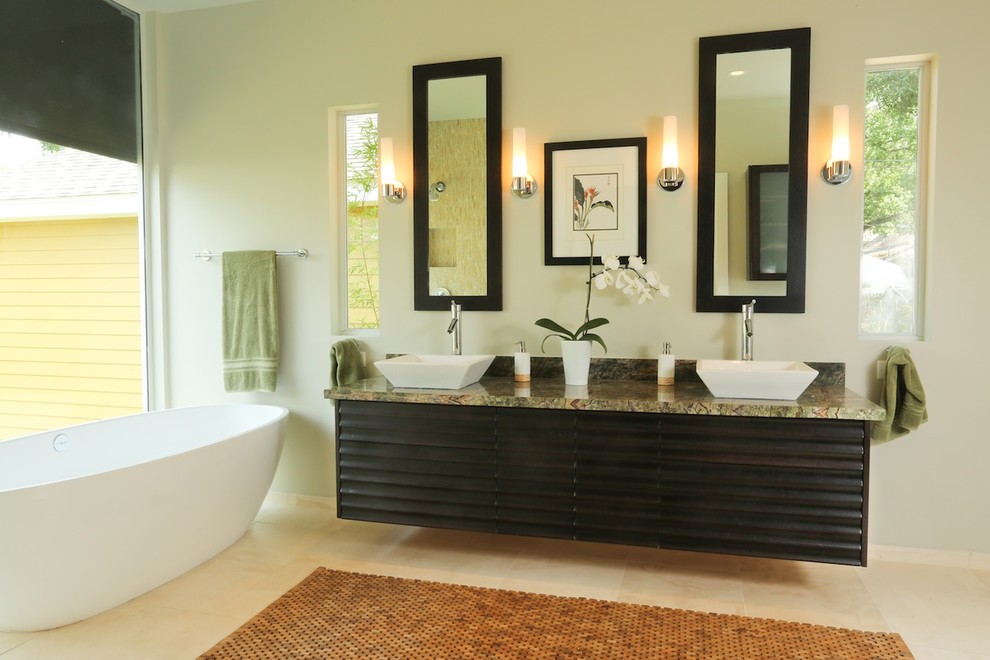 Exemple d'une salle de bain chic en bois foncé avec une vasque, un plan de toilette en granite, une baignoire indépendante, une douche ouverte et un carrelage beige.