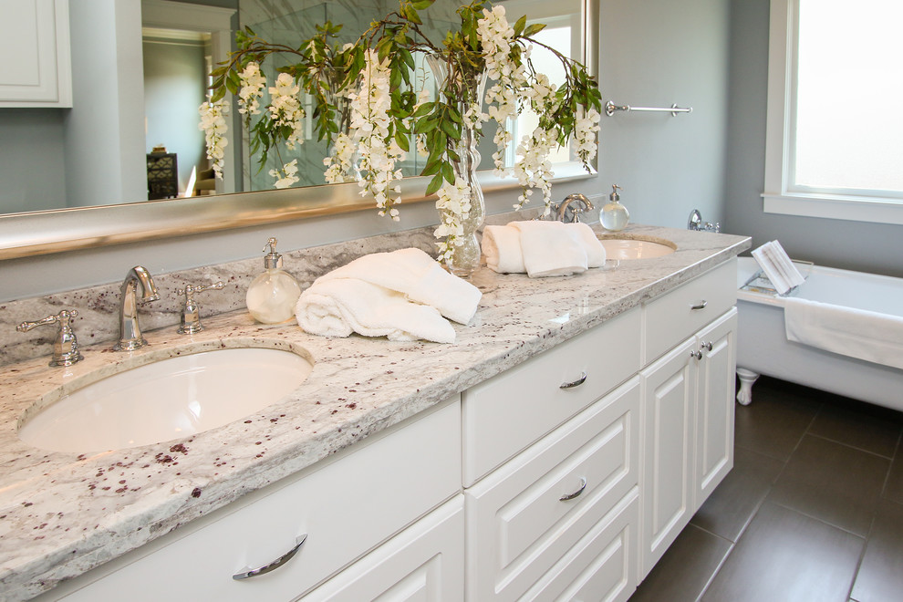 Idéer för stora vintage en-suite badrum, med luckor med upphöjd panel, vita skåp, ett badkar med tassar, en hörndusch, porslinskakel, grå väggar, klinkergolv i porslin, ett undermonterad handfat och granitbänkskiva