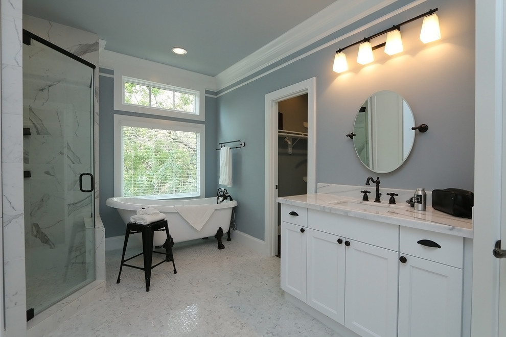 Lantlig inredning av ett stort en-suite badrum, med luckor med infälld panel, vita skåp, ett badkar med tassar, en hörndusch, svart och vit kakel, stenhäll, grå väggar, mosaikgolv och marmorbänkskiva