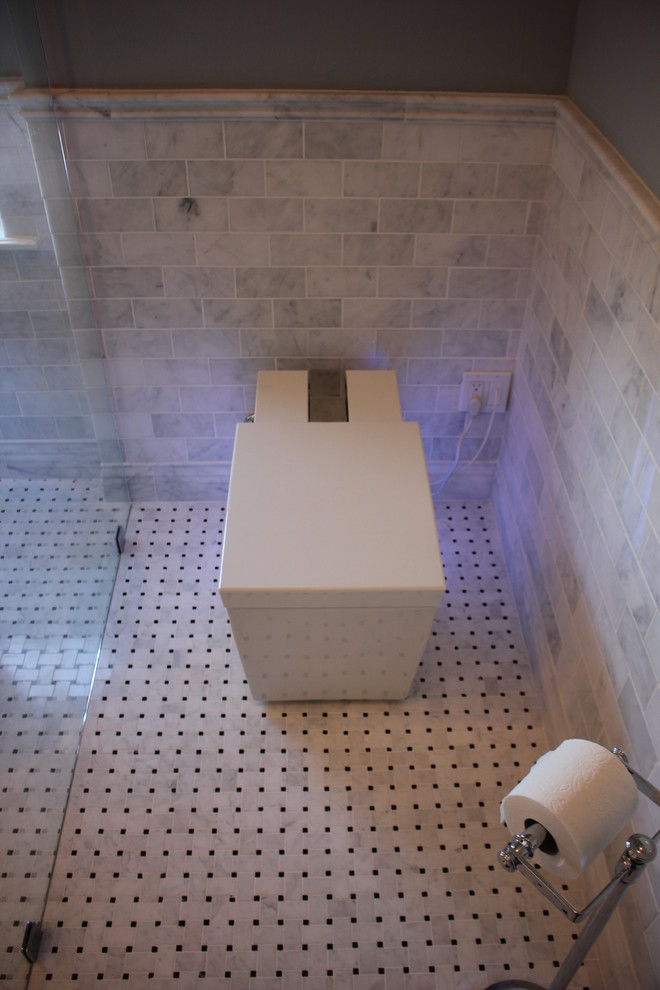 Idéer för mellanstora funkis en-suite badrum, med en toalettstol med hel cisternkåpa