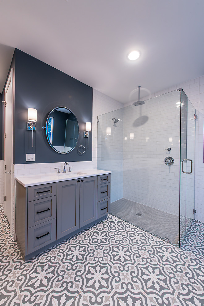 Стильный дизайн: главная ванная комната в стиле кантри с фасадами в стиле шейкер, серыми фасадами, отдельно стоящей ванной, угловым душем, белой плиткой, синими стенами, врезной раковиной, столешницей из кварцита, серым полом, душем с распашными дверями и белой столешницей - последний тренд