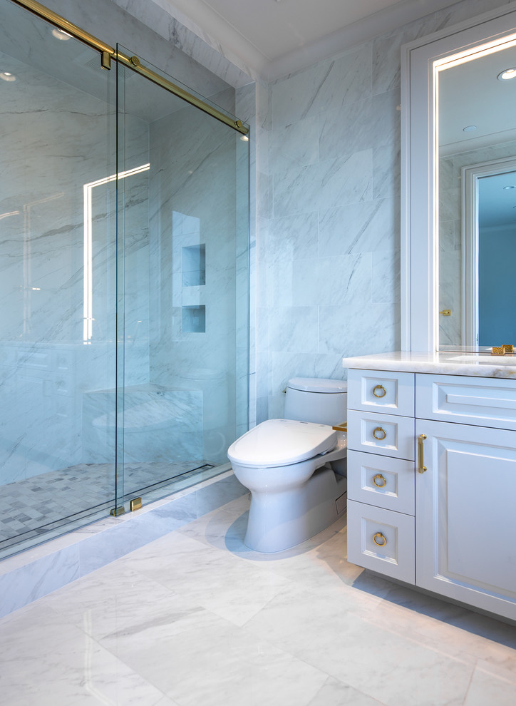 Cette image montre une grande salle de bain principale design avec un placard en trompe-l'oeil, des portes de placard grises, une baignoire encastrée, une douche à l'italienne, WC à poser, un carrelage gris, des carreaux de porcelaine, un mur bleu, un sol en carrelage de porcelaine, un lavabo encastré, un plan de toilette en onyx, un sol bleu, une cabine de douche à porte battante et un plan de toilette multicolore.