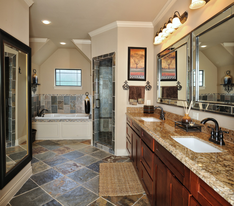 Cette image montre une salle de bain traditionnelle avec un plan de toilette en granite et du carrelage en ardoise.