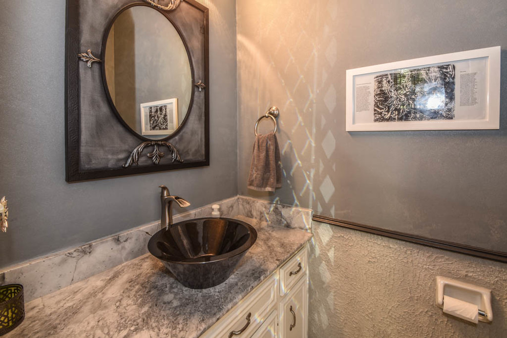 Immagine di una piccola stanza da bagno contemporanea con ante con riquadro incassato, ante bianche, piastrelle grigie, pareti grigie, lavabo a bacinella e top in marmo