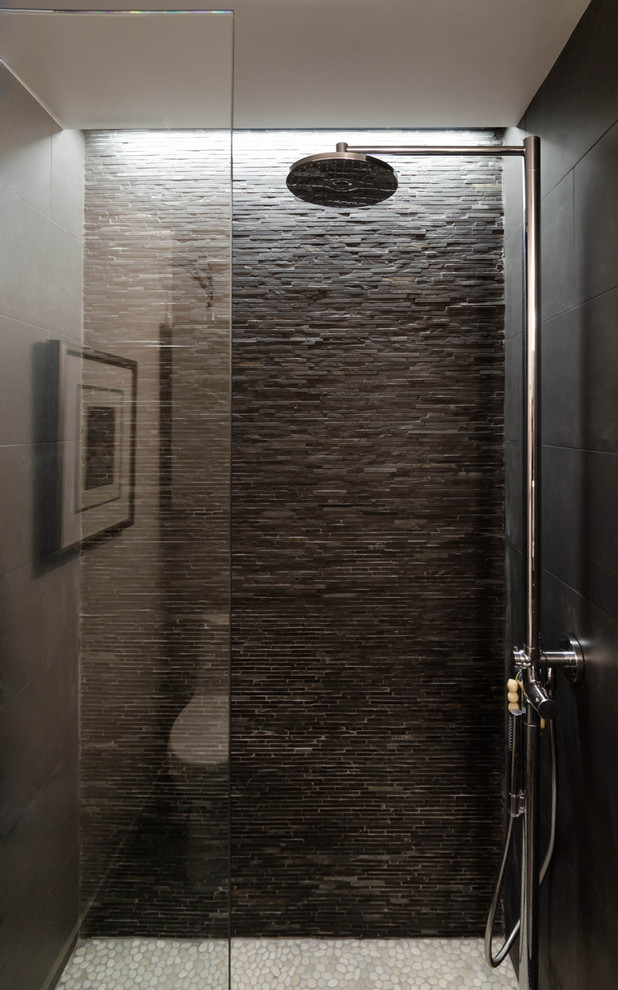 Foto di una stanza da bagno industriale con piastrelle in pietra e pavimento con piastrelle di ciottoli