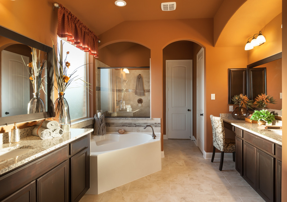 Стильный дизайн: главная ванная комната в стиле фьюжн с темными деревянными фасадами, угловой ванной, бежевой плиткой и оранжевыми стенами - последний тренд