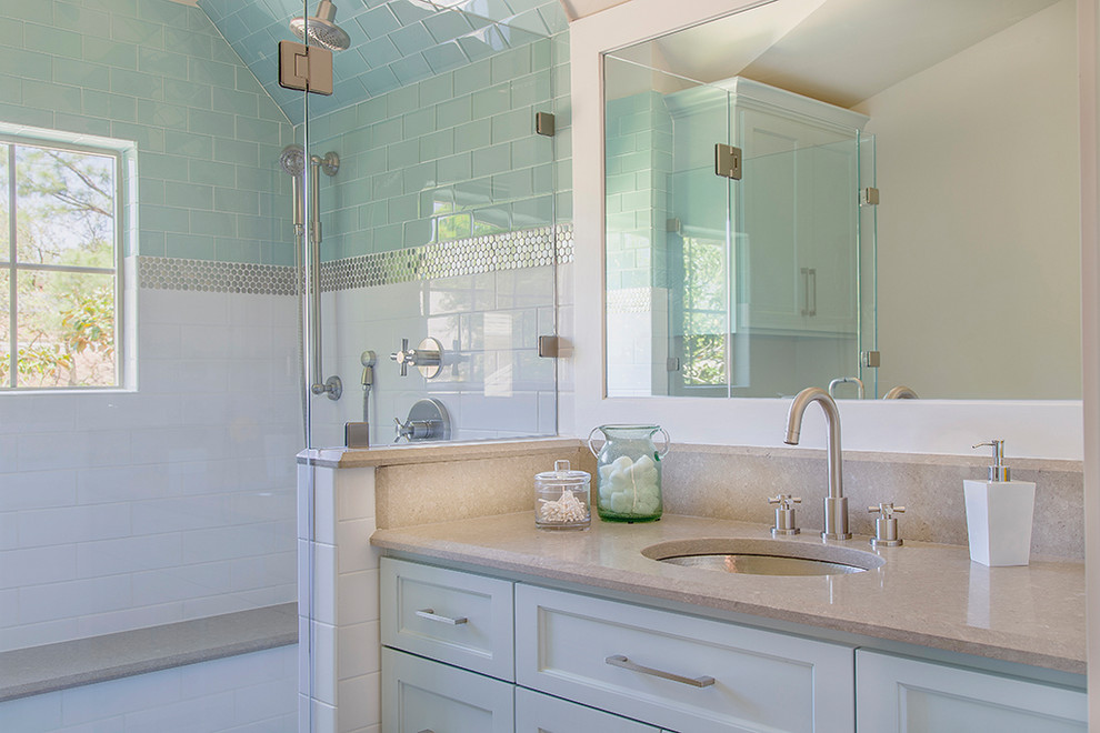 Idéer för att renovera ett litet funkis beige beige badrum med dusch, med vita skåp, en dusch i en alkov, vita väggar, laminatgolv, ett undermonterad handfat, bänkskiva i kvarts, brunt golv, dusch med gångjärnsdörr, skåp i shakerstil, grön kakel och tunnelbanekakel
