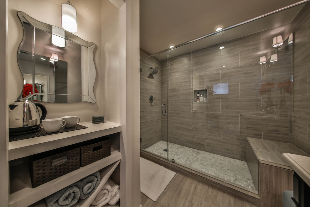 Inredning av ett klassiskt mellanstort badrum med dusch, med luckor med upphöjd panel, skåp i mörkt trä, en dusch i en alkov, grå kakel, mosaik, vita väggar, klinkergolv i porslin, ett undermonterad handfat och bänkskiva i kvarts