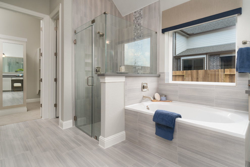 Exempel på ett mellanstort modernt grå grått en-suite badrum, med luckor med infälld panel, beige skåp, ett platsbyggt badkar, en hörndusch, flerfärgad kakel, keramikplattor, vita väggar, klinkergolv i keramik, ett undermonterad handfat, bänkskiva i akrylsten, flerfärgat golv och dusch med gångjärnsdörr