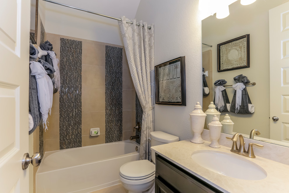 Inredning av ett mellanstort badrum med dusch, med luckor med infälld panel, svarta skåp, ett platsbyggt badkar, en dusch i en alkov, svart och vit kakel, glaskakel, beige väggar, klinkergolv i porslin, ett undermonterad handfat och bänkskiva i kalksten